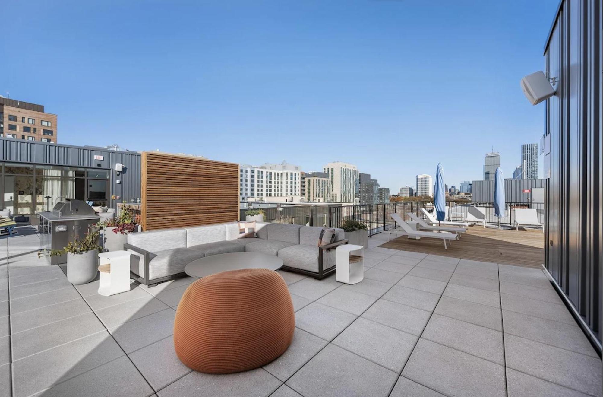 Lux With Sky Terrace And Gym